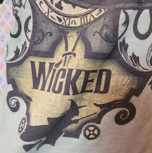 Wicked musical green for good raglan tee - Picture 6 of 9